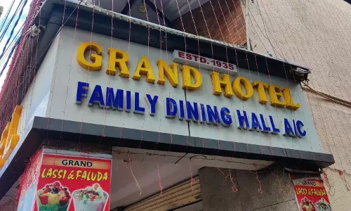 Hyderabad’s के ग्रैंड होटल में मुसीबत? कस्टमर ने शिकायत की कि उसे एक्सपायरी डेट की मिठाई परोसी गई