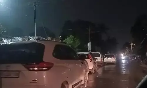मंत्री कार्यक्रम में पहुंचे थे, काफिले की गाड़ी पर बच्चों ने फेंका पत्थर मंत्री कार्यक्रम में पहुंचे थे, काफिले की गाड़ी पर बच्चों ने फेंका पत्थर
