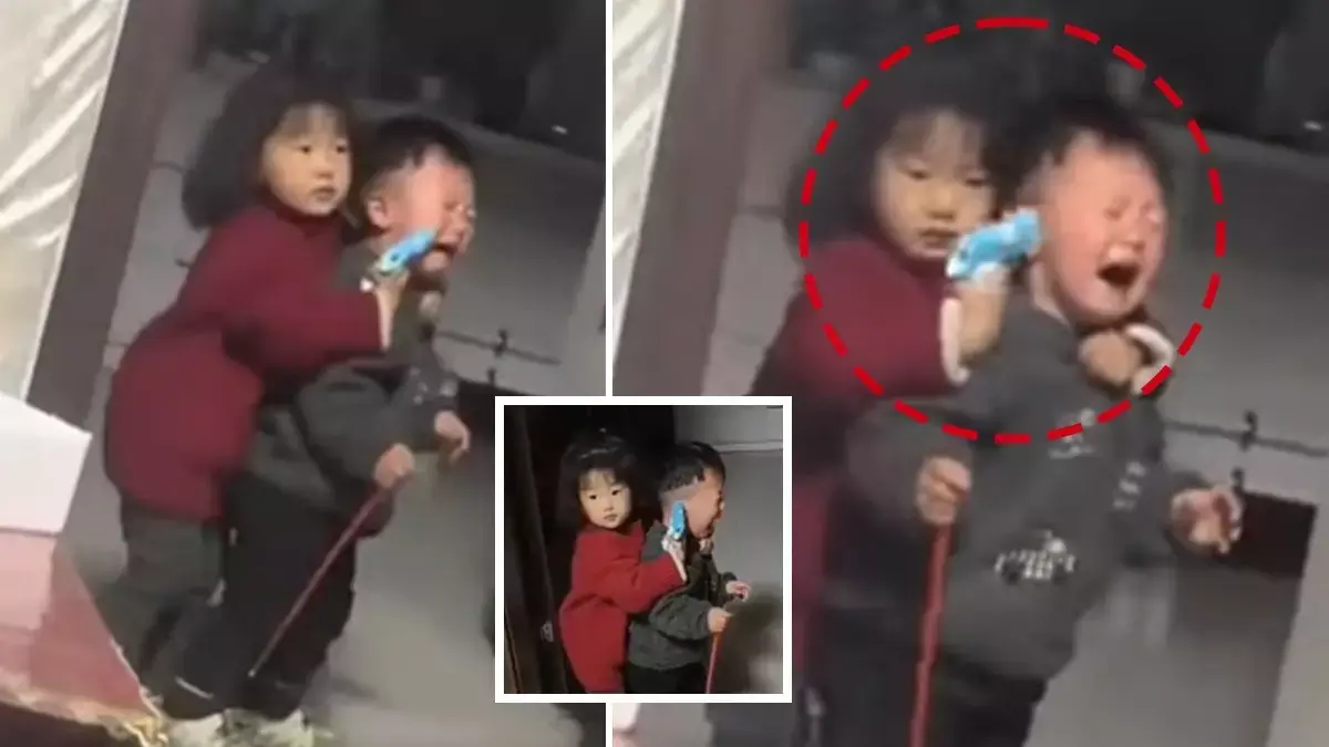 Viral video: छोटी लड़की ने भाई को कैंडी के लिए बंधक बनाया, इंटरनेट पर लिखा भविष्य का CEO