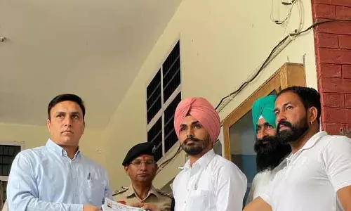 धान घोटाला: Haryana के पेहोवा में किसानों ने सांकेतिक विरोध प्रदर्शन किया धान घोटाला: Haryana के पेहोवा में किसानों ने सांकेतिक विरोध प्रदर्शन किया