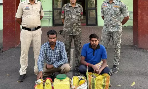 जंगल में दो अलग-अलग रेड, 2 आरोपी गिरफ्तार, 50 लीटर महुआ शराब जब्त
