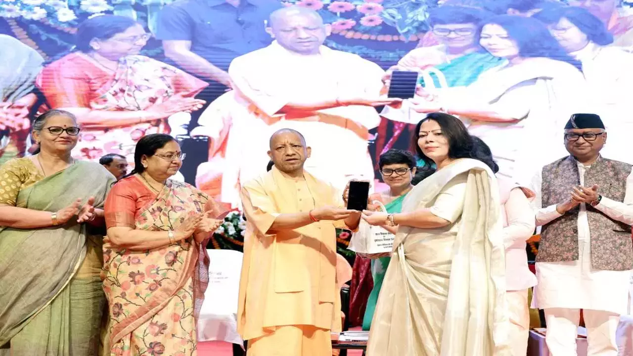 Shahjahanpur: आंगनबाड़ी कार्यकत्रियों को सीएम ने दिए नियुक्ति पत्र व स्मार्टफोन Shahjahanpur: आंगनबाड़ी कार्यकत्रियों को सीएम ने दिए नियुक्ति पत्र व स्मार्टफोन