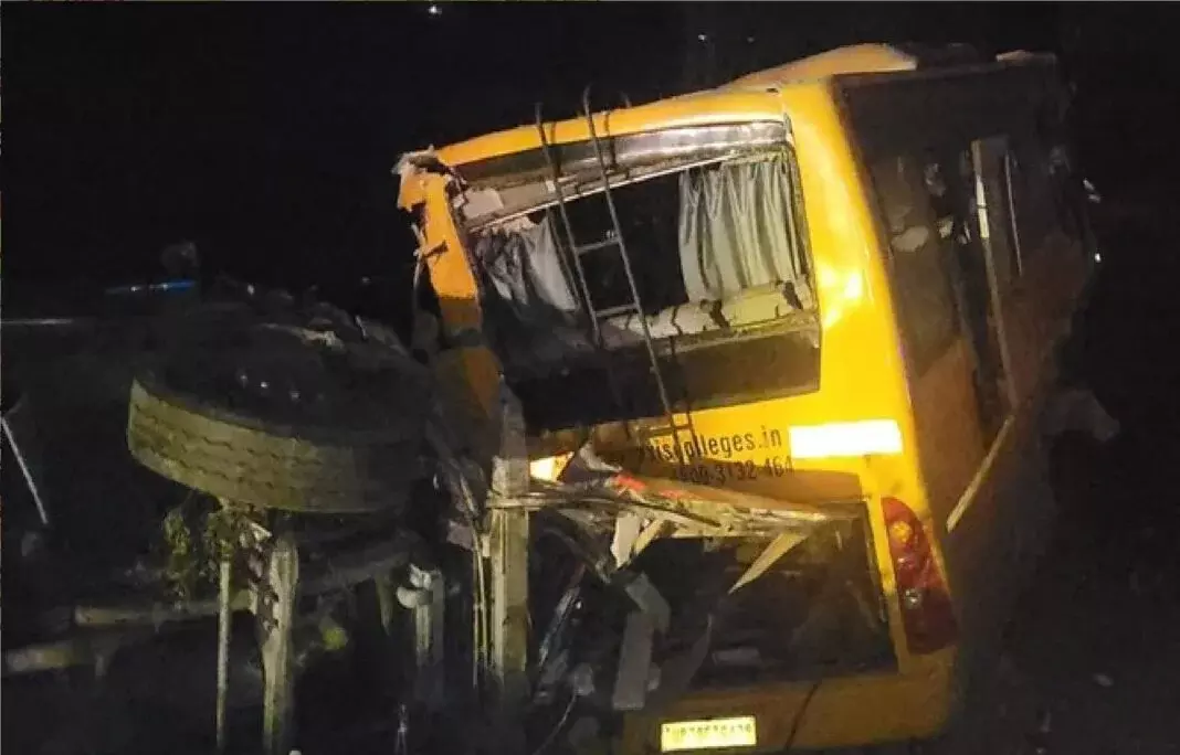 Kanpur: ट्रक-बास टकराने से खाई में गिरे वाहन, घायल हुए 20 Kanpur: ट्रक-बास टकराने से खाई में गिरे वाहन, घायल हुए 20