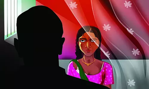 Ramnagar: पांच खतरनाक महिलाओं ने एक थिएटर मालिक को ब्लैकमेल कर उससे 25 लाख लूट लिए Ramnagar: पांच खतरनाक महिलाओं ने एक थिएटर मालिक को ब्लैकमेल कर उससे 25 लाख लूट लिए