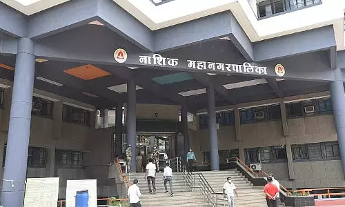 Nashik नगर निगम में अफरा-तफरी: पार्षदों में झड़प, मेयर का गदा छीनने की कोशिश Nashik नगर निगम में अफरा-तफरी: पार्षदों में झड़प, मेयर का गदा छीनने की कोशिश