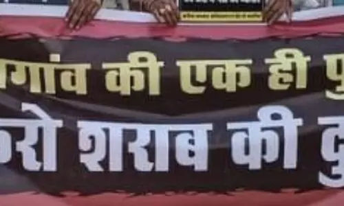 कांग्रेस नेता ने शराब दुकान के पास बांटे गुलाब फूल, अनोखा विरोध प्रदर्शन कांग्रेस नेता ने शराब दुकान के पास बांटे गुलाब फूल, अनोखा विरोध प्रदर्शन