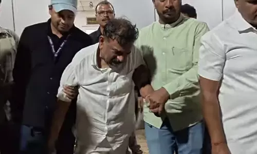 खराट के ऑफिस से सामान जब्त; SIT, फोरेंसिक टीम ने पीड़ित महिलाओं के साथ मौके का मुआयना किया खराट के ऑफिस से सामान जब्त; SIT, फोरेंसिक टीम ने पीड़ित महिलाओं के साथ मौके का मुआयना किया