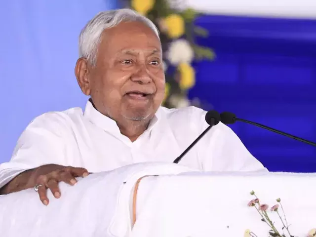 Patna: नीतीश का बड़ा कदम, सियासत में नए मोड़ के संकेत Patna: नीतीश का बड़ा कदम, सियासत में नए मोड़ के संकेत
