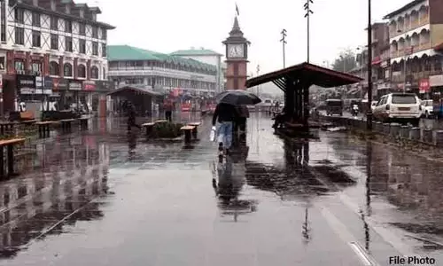 Kashmir में दूसरे दिन भी बारिश और बर्फबारी जारी