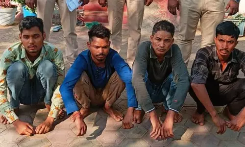 शराब के लिए पैसे मांगने पर हुआ था विवाद, गुंडागर्दी करने वालों की हुई गिरफ्तारी शराब के लिए पैसे मांगने पर हुआ था विवाद, गुंडागर्दी करने वालों की हुई गिरफ्तारी