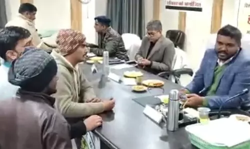 Etah: जिला प्रशासन में बदलाव, राशिद हटाए गए Etah: जिला प्रशासन में बदलाव, राशिद हटाए गए