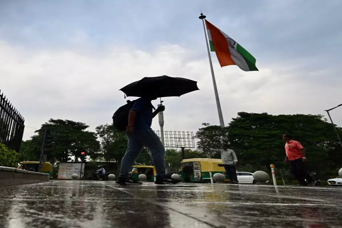 Lucknow: मौसम में अचानक बदलाव, सावधानी जरूरी Lucknow: मौसम में अचानक बदलाव, सावधानी जरूरी