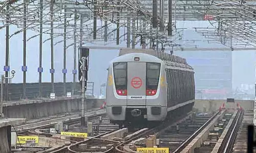 Delhi मेट्रो: येलो लाइन पर पैसेंजर ऑन ट्रैक घटना से सेवाएं डेढ़ घंटे प्रभावित Delhi मेट्रो: येलो लाइन पर पैसेंजर ऑन ट्रैक घटना से सेवाएं डेढ़ घंटे प्रभावित