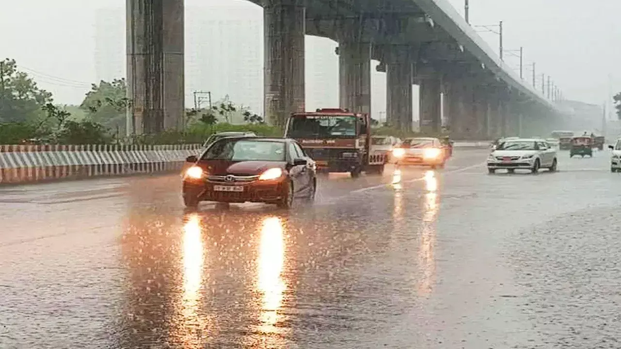 New Delhi: दिल्ली-एनसीआर में बारिश और ठंडी हवा New Delhi: दिल्ली-एनसीआर में बारिश और ठंडी हवा