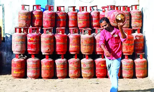 सिलेंडर की कमी से चेन्नई के PGs, हॉस्टल प्रभावित हुए सिलेंडर की कमी से चेन्नई के PGs, हॉस्टल प्रभावित हुए