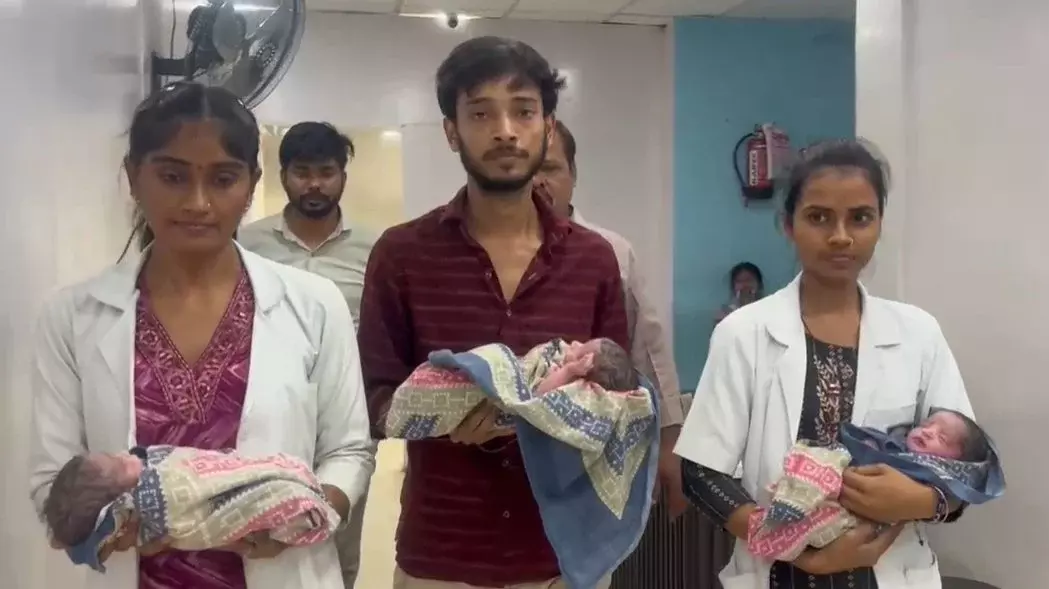 Pratapgarh: अस्पताल में तिहरे बच्चों की खुशी