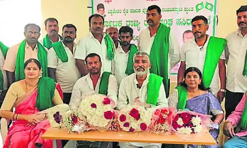 Karnataka : पांच गारंटी से लोगों को ठगा जा रहा है Karnataka : पांच गारंटी से लोगों को ठगा जा रहा है