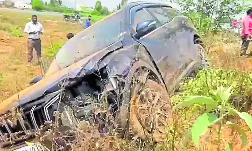 Karnataka : कार और बाइक में टक्कर, तीन घायल Karnataka : कार और बाइक में टक्कर, तीन घायल