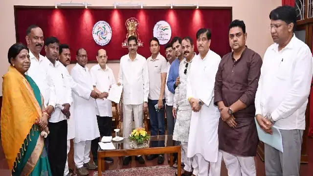 SCB आग हादसा: बीजेडी और कांग्रेस ने राज्यपाल को जॉइंट मेमोरेंडम सौंपा, स्वास्थ्य मंत्री के इस्तीफे की मांग की SCB आग हादसा: बीजेडी और कांग्रेस ने राज्यपाल को जॉइंट मेमोरेंडम सौंपा, स्वास्थ्य मंत्री के इस्तीफे की मांग की