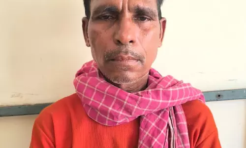 रूद्री पुलिस ने महुआ शराब के साथ ग्रामीण को पकड़ा रूद्री पुलिस ने महुआ शराब के साथ ग्रामीण को पकड़ा
