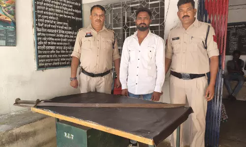 जमीन नपाई के दौरान भड़का विवाद, तलवार लहराकर हत्या की धमकी देने वाला गिरफ्तार जमीन नपाई के दौरान भड़का विवाद, तलवार लहराकर हत्या की धमकी देने वाला गिरफ्तार