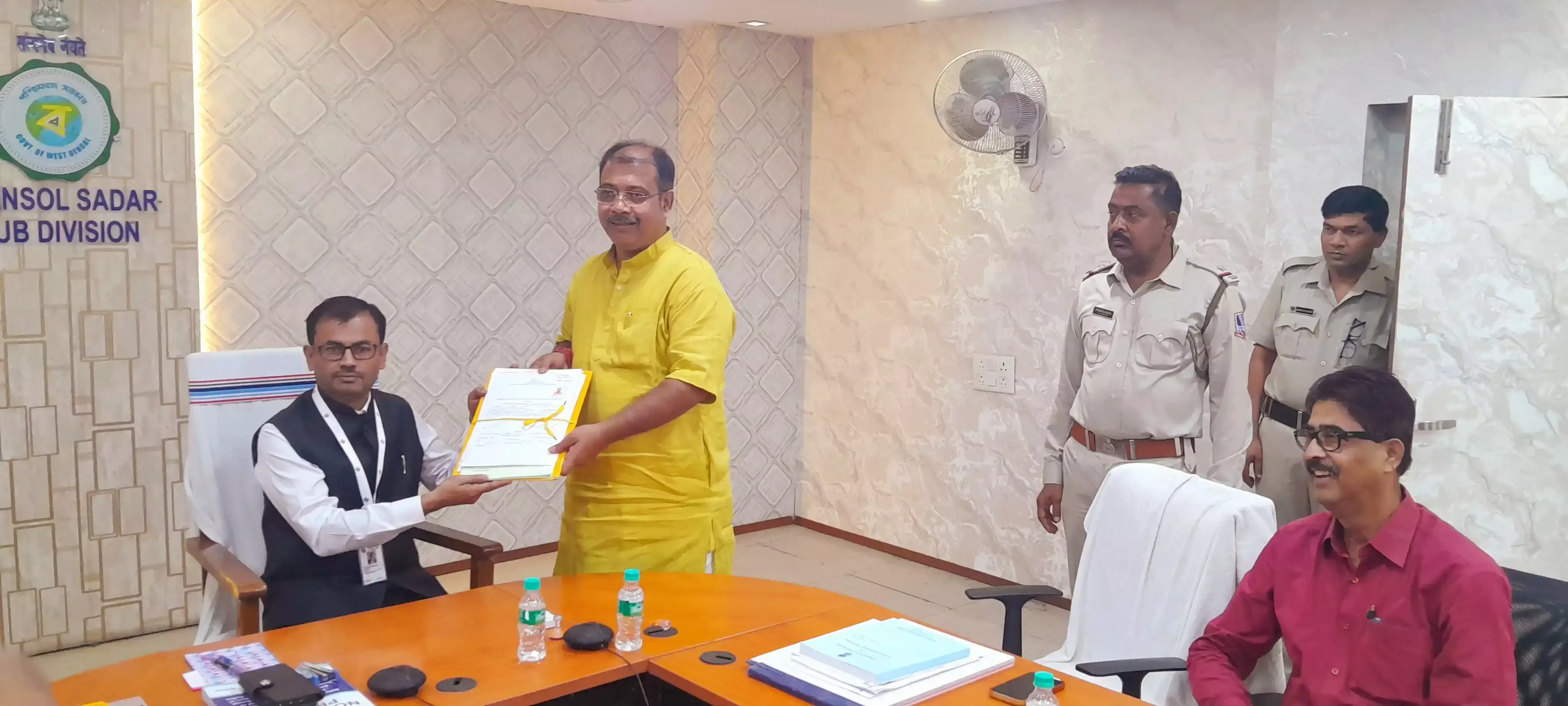 Asansol: चुनावी हलफनामे में चौंकाने वाला डेटा Asansol: चुनावी हलफनामे में चौंकाने वाला डेटा