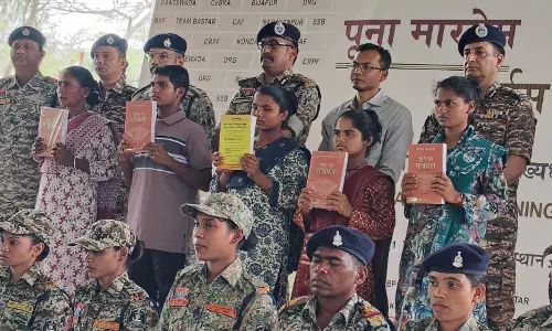 दंतेवाड़ा में 5 नक्सलियों ने किया सरेंडर