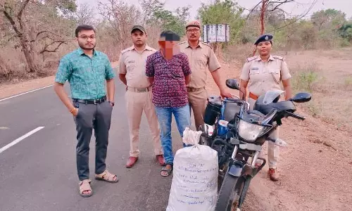 Boudh में 10.7 किलो गांजा के साथ रिजर्व कांस्टेबल गिरफ्तार Boudh में 10.7 किलो गांजा के साथ रिजर्व कांस्टेबल गिरफ्तार
