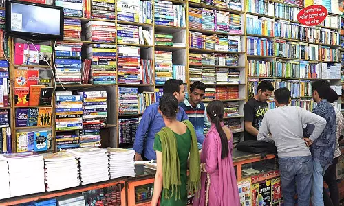 CBSE के नियमों के बावजूद, माता-पिता स्कूल की किताबों के लिए भारी कीमत चुकाने को मजबूर हैं CBSE के नियमों के बावजूद, माता-पिता स्कूल की किताबों के लिए भारी कीमत चुकाने को मजबूर हैं