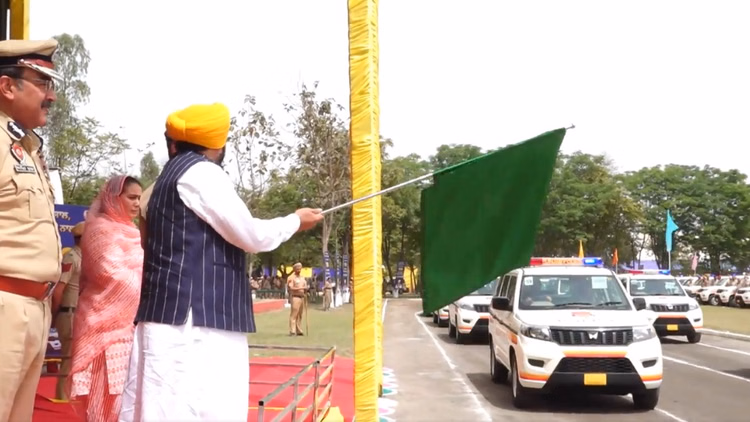 Sangrur: CM भगवंत मान ने 508 आधुनिक वाहन रवाना किए Sangrur: CM भगवंत मान ने 508 आधुनिक वाहन रवाना किए