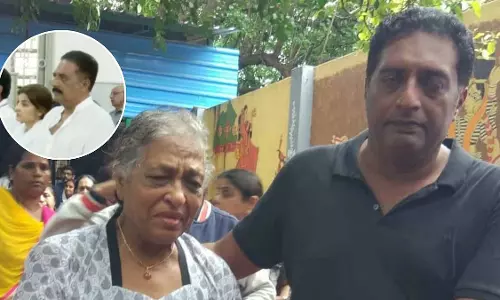 Prakash Raj ने मां के अंतिम संस्कार में बेटे को सांत्वना दी, बेंगलुरु में भावुक हो गए