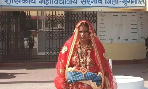 शादी जोड़े में दुल्हन ने कॉलेज की परीक्षा दिलाई शादी जोड़े में दुल्हन ने कॉलेज की परीक्षा दिलाई