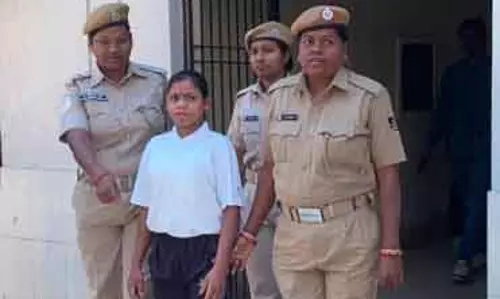 महिला माओवादी ने Odisha में राउरकेला पुलिस के सामने सरेंडर किया महिला माओवादी ने Odisha में राउरकेला पुलिस के सामने सरेंडर किया