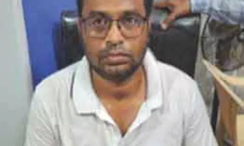 Odisha विजिलेंस ने सब-ट्रेजरी कर्मचारी को रिश्वत लेते पकड़ा Odisha विजिलेंस ने सब-ट्रेजरी कर्मचारी को रिश्वत लेते पकड़ा