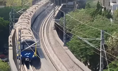 MMRDA चीफ संजय मुखर्जी ने 3 अप्रैल को उद्घाटन से पहले मेट्रो लाइन 2-B और 9 का निरीक्षण किया MMRDA चीफ संजय मुखर्जी ने 3 अप्रैल को उद्घाटन से पहले मेट्रो लाइन 2-B और 9 का निरीक्षण किया
