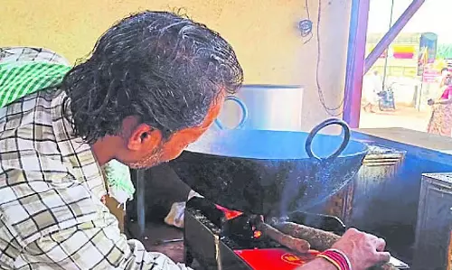Karnataka : होटल मालिक ने लकड़ी जलाने वाले चूल्हे का इस्तेमाल किया Karnataka : होटल मालिक ने लकड़ी जलाने वाले चूल्हे का इस्तेमाल किया