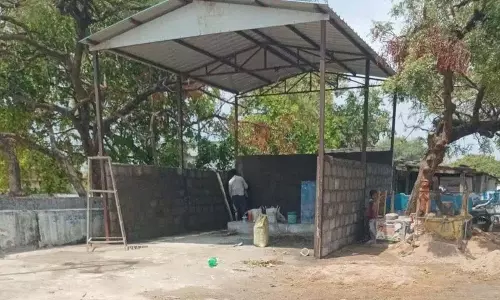 Thimmapur में सरकारी ज़मीन पर घास का शेड बन रहा है, अधिकारी निष्क्रिय