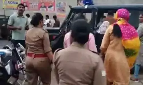 गलत काम: 3 युवतियों के साथ दो ग्राहक गिरफ्तार, WhatsApp पर युवतियों-महिलाओं के फोटो भेजकर ग्राहकों को बुलाते