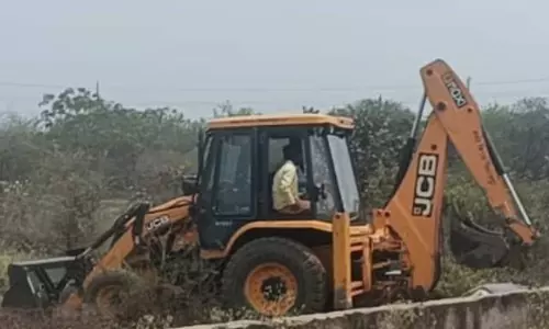 50 एकड़ की जमीन में अवैध प्लॉटिंग, निगम ने चलाया बुलडोजर