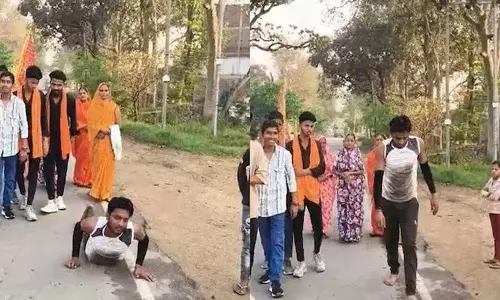 UP में तलाक का जश्न मनाने के लिए 25 साल के युवक ने 9 km की दंडवत यात्रा पूरी की UP में तलाक का जश्न मनाने के लिए 25 साल के युवक ने 9 km की दंडवत यात्रा पूरी की