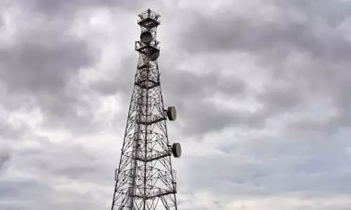UP : प्रेमी ने शोले जैसा ड्रामा किया, चचेरी बहन से शादी करने के लिए मोबाइल टावर पर चढ़ा UP : प्रेमी ने शोले जैसा ड्रामा किया, चचेरी बहन से शादी करने के लिए मोबाइल टावर पर चढ़ा