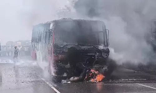 Karnataka : विजयपुरा में बस और बाइक की टक्कर, सवार जिंदा जला Karnataka : विजयपुरा में बस और बाइक की टक्कर, सवार जिंदा जला