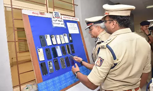 IPL मैच के दौरान चोरी: ₹18 लाख कीमत के 21 मोबाइल फोन जब्त IPL मैच के दौरान चोरी: ₹18 लाख कीमत के 21 मोबाइल फोन जब्त