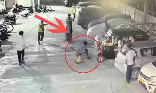 बाप रे! 4 साल के मासूम के साथ खौफनाक वारदात, सीसीटीवी फुटेज देखकर कांप गई लोगों की रूह बाप रे! 4 साल के मासूम के साथ खौफनाक वारदात, सीसीटीवी फुटेज देखकर कांप गई लोगों की रूह