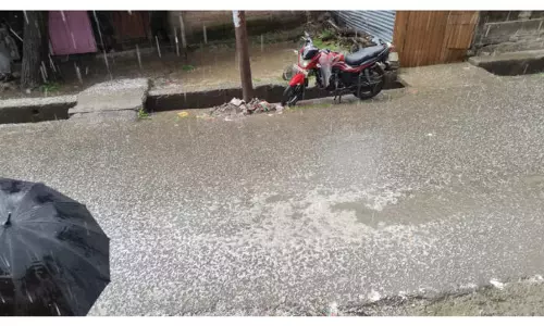 Kashmir की पहाड़ियों में बर्फबारी, घाटी में बारिश Kashmir की पहाड़ियों में बर्फबारी, घाटी में बारिश