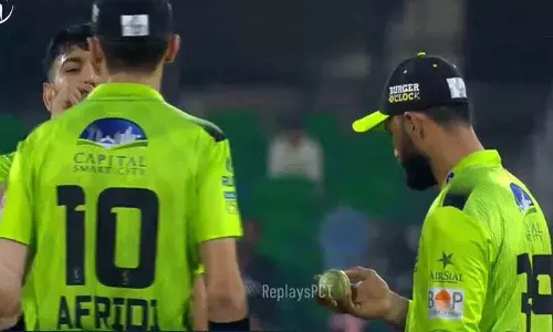 Pakistani Cricketer फखर जमान पर बॉल टैंपरिंग के लिए दो मैचों का बैन Pakistani Cricketer फखर जमान पर बॉल टैंपरिंग के लिए दो मैचों का बैन