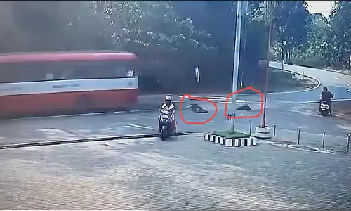 Karnataka : तेज रफ्तार बस से मोड़ पर गिरी युवतिया Karnataka : तेज रफ्तार बस से मोड़ पर गिरी युवतिया