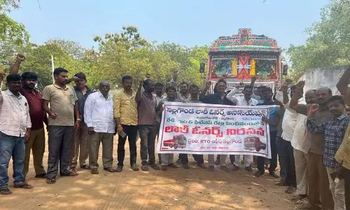 Nalgonda में लॉरी मालिकों ने रेडियम स्टिकर की ऊंची कीमतों को लेकर विरोध प्रदर्शन किया