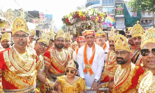 Indore : मेयर पुष्यमित्र भार्गव राजवाड़ा पर महावीर जयंती जुलूस में शामिल हुए Indore : मेयर पुष्यमित्र भार्गव राजवाड़ा पर महावीर जयंती जुलूस में शामिल हुए