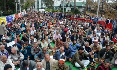 पेंशनर्स ने बकाये को लेकर शिमला में Himachal विधानसभा के पास प्रदर्शन किया पेंशनर्स ने बकाये को लेकर शिमला में Himachal विधानसभा के पास प्रदर्शन किया